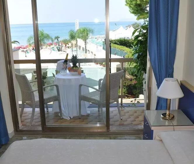 اتاق سوپریور با چشمانداز دریا, Grand Hotel La Playa