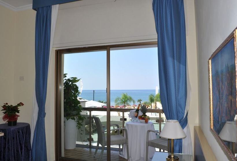 اتاق سوپریور با چشم‌انداز دریا, Grand Hotel La Playa
