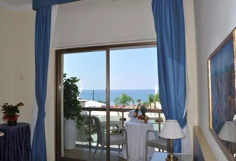 اتاق سوپریور با چشمانداز دریا, Grand Hotel La Playa