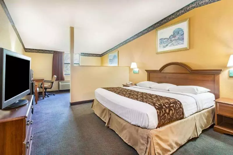 Standard-huone King-vuode, Howard Johnson By Wyndham Lake City