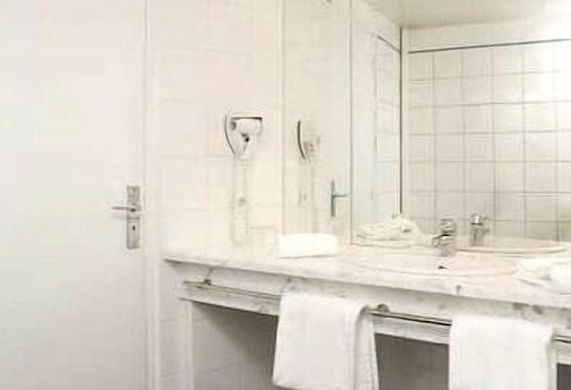 اتاق استاندارد سه نفره, Ours Blanc  Place Victor Hugo