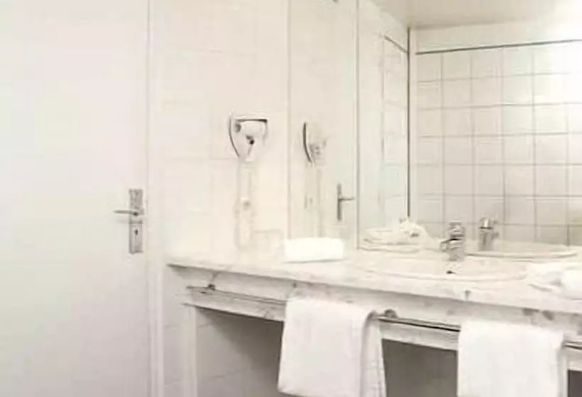 Standard Kolmen Hengen Huone, Ours Blanc Place Victor Hugo