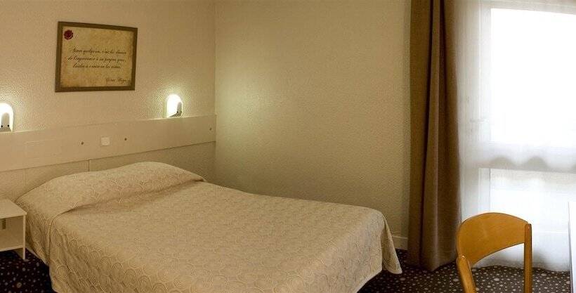 Четырехместный Номер Стандарт, Ours Blanc  Place Victor Hugo