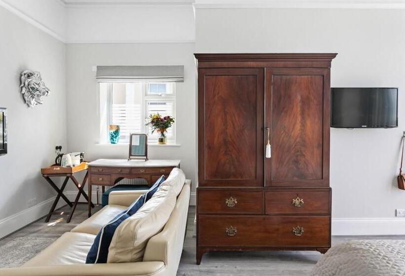 سوییت با چشمانداز جانبی دریا, The Torcroft