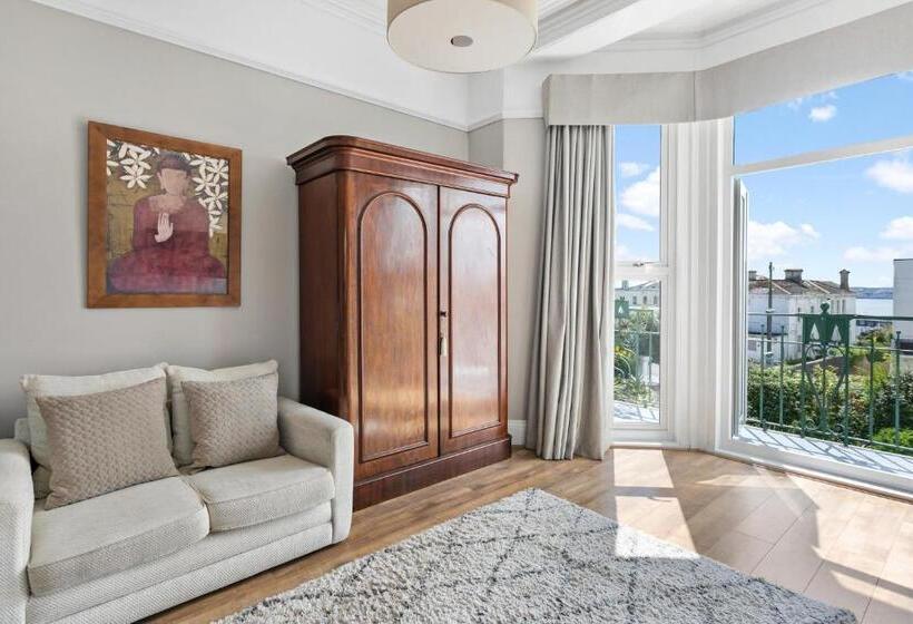 سوییت با چشمانداز جانبی دریا, The Torcroft