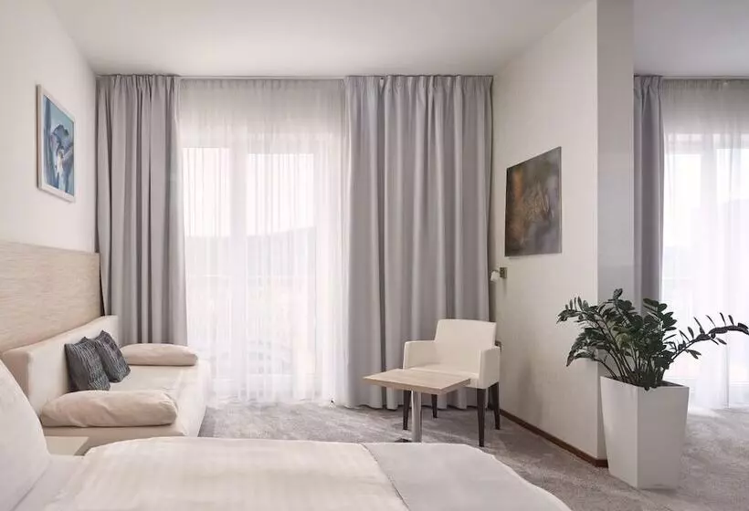 سوییت, Maximus Resort
