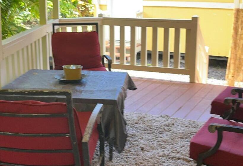 بنجلو قياسى مطلّ علي الحديقة, Aaron’s Cottage