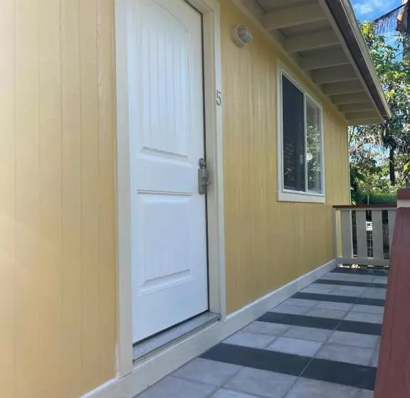 デラックスバンガロー, Aaron’s Cottage