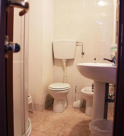 اتاق استاندارد سه نفره, Mary