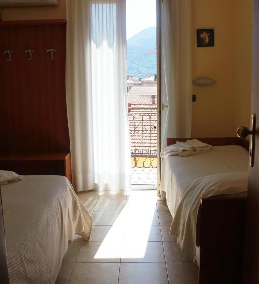 اتاق استاندارد چهار تخته, Mary