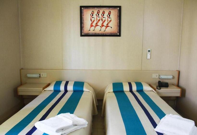 اتاق اکونومی, Mary