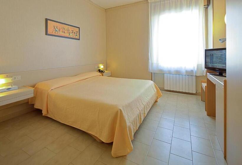 اتاق اکونومی, Mary