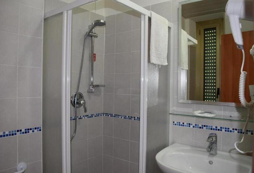 اتاق اکونومی یک تخته, Mary