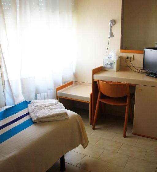 اتاق اکونومی یک تخته, Mary