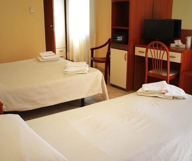 اتاق استاندارد سه نفره, Mary