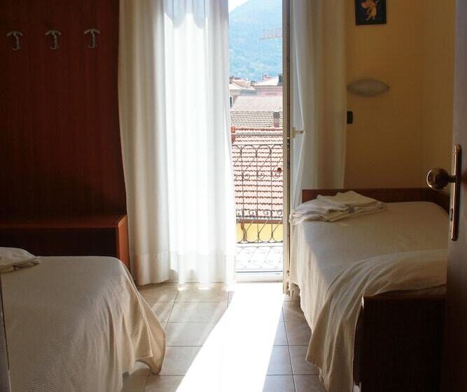 اتاق استاندارد چهار تخته, Mary