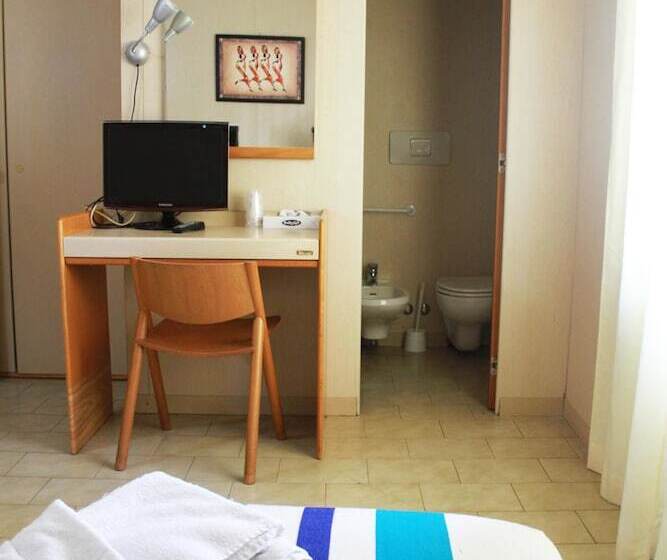 اتاق اکونومی, Mary