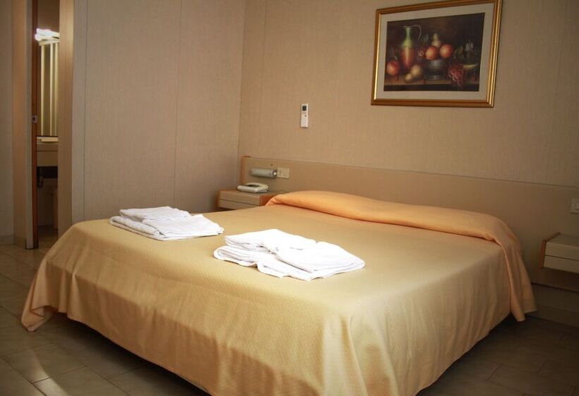 اتاق اکونومی, Mary