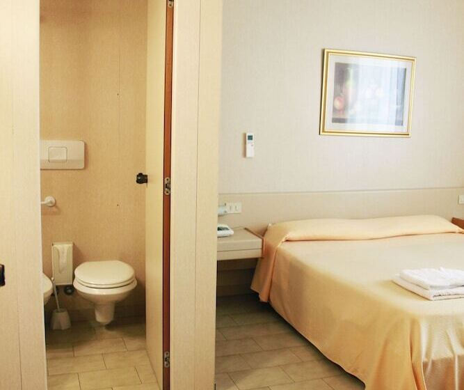 اتاق اکونومی, Mary