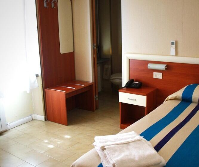 اتاق اکونومی یک تخته, Mary