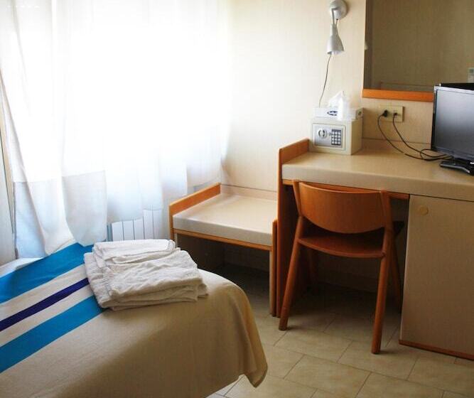 اتاق اکونومی یک تخته, Mary