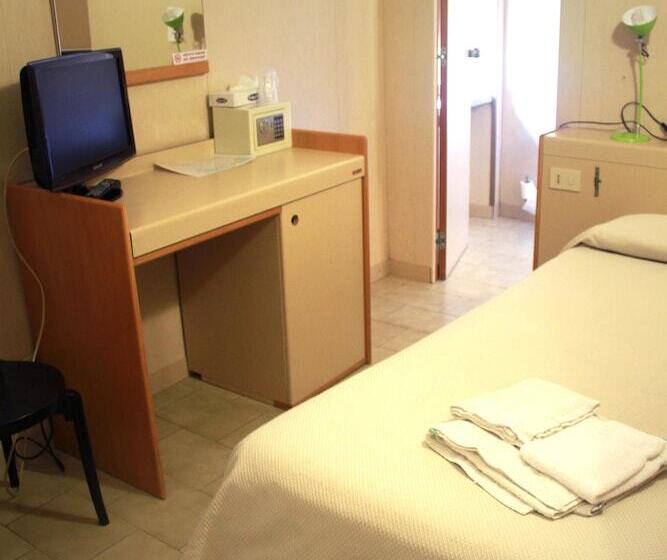 اتاق اکونومی یک تخته, Mary