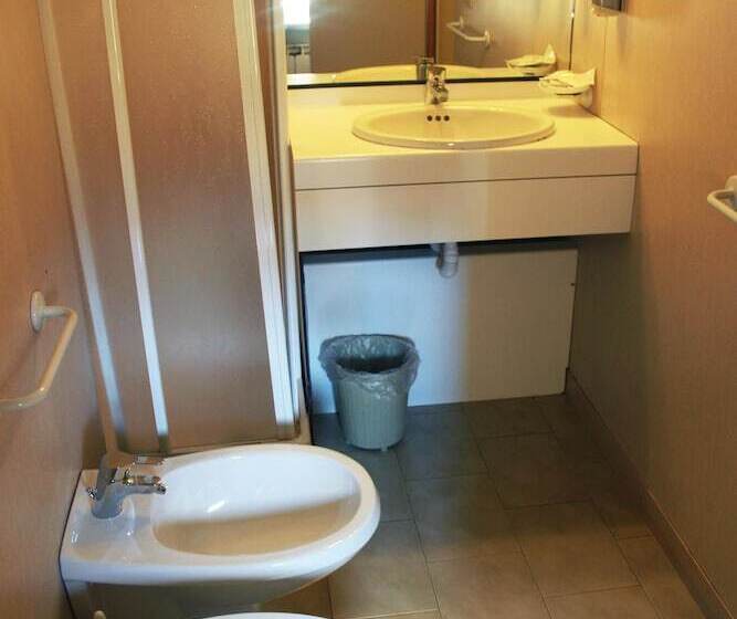 اتاق اکونومی یک تخته, Mary