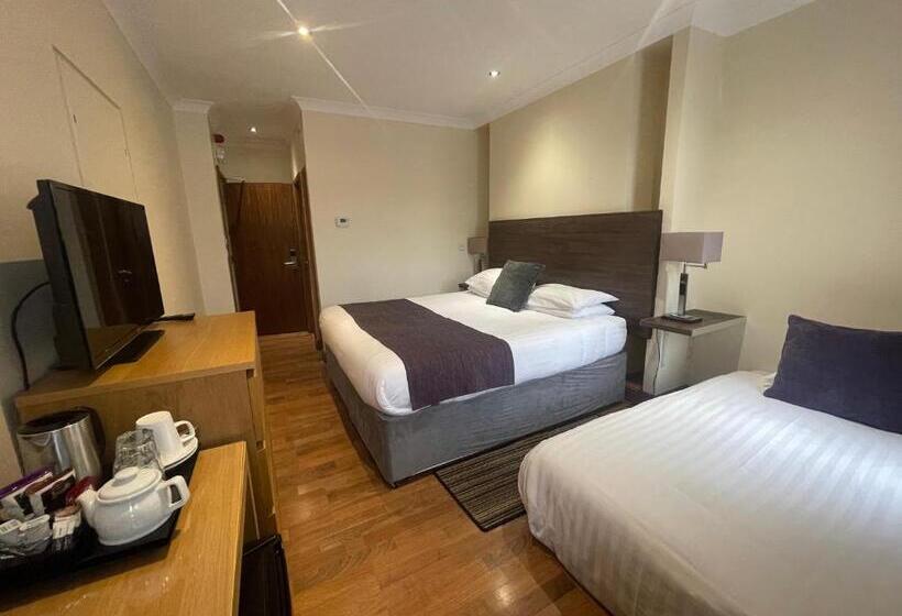 غرفة عائلية, The Bell Guest House