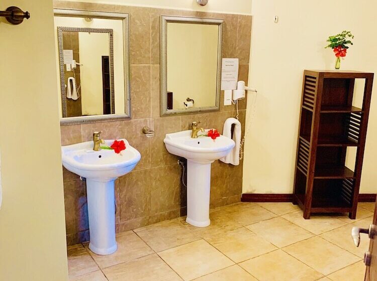 Полулюкс, Castello Beach