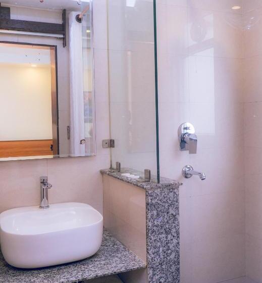 Delüks Üç Kişilik Oda, Magnificent