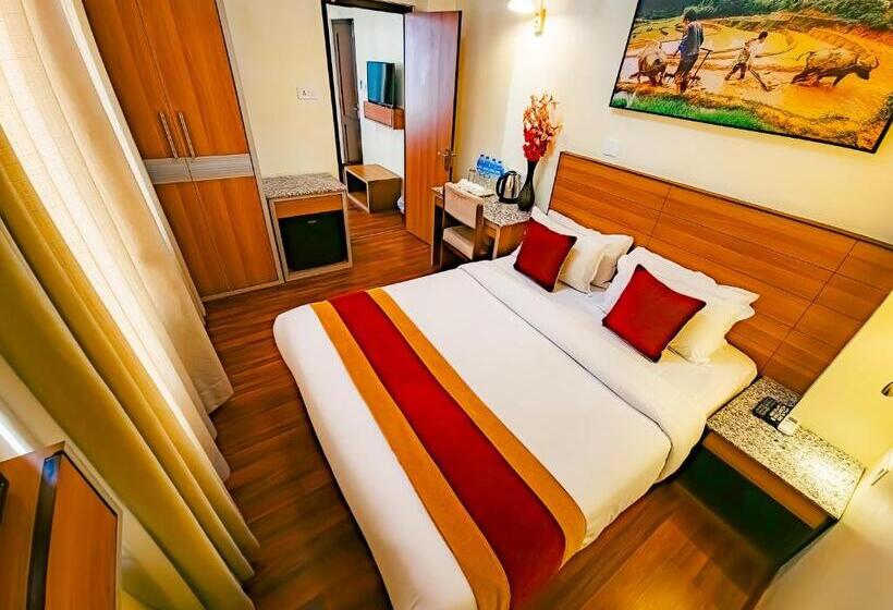 Delüks Süit, Magnificent