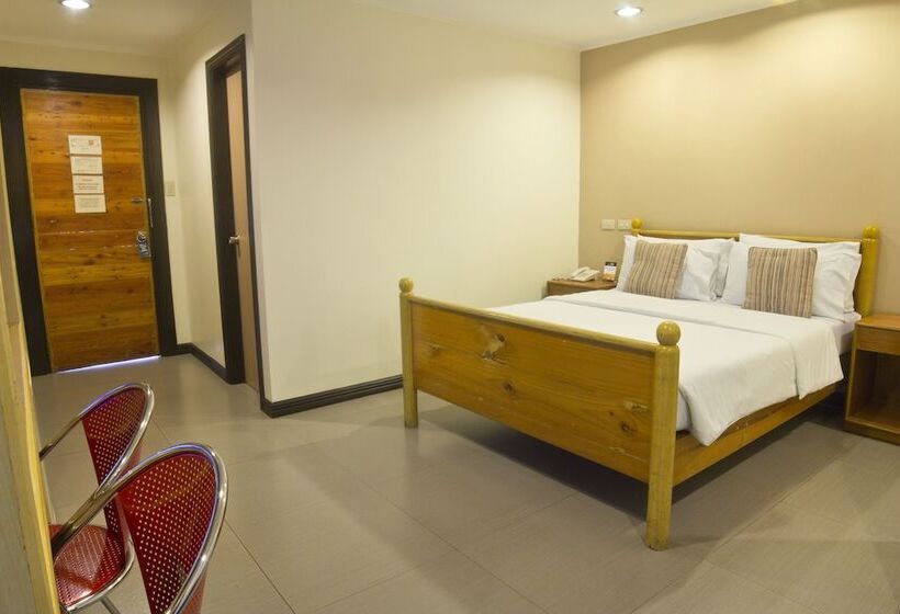 اتاق سوپریور, Nichols Airport