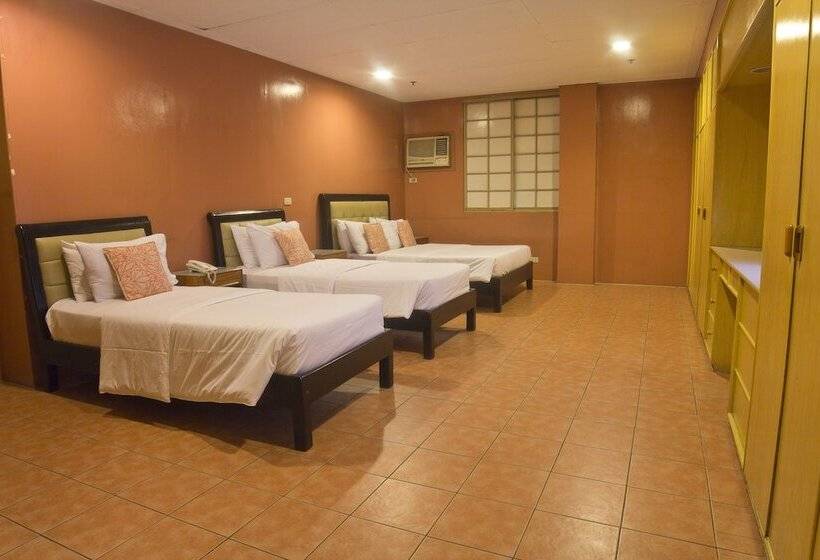 اتاق خانوادگی, Nichols Airport