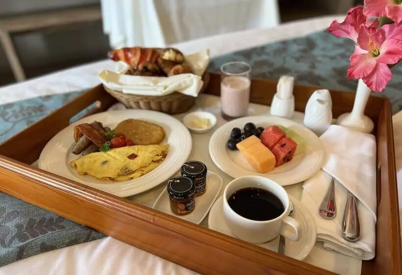 اتاق لوکس با چشم‌انداز دریا, Palau Royal Resort