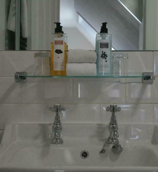 شقة غرفة واحدة, The Glen Mhor Apartments