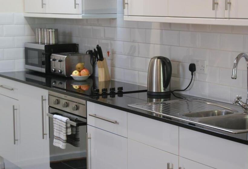 Апартаменты 2 Спальни, The Glen Mhor Apartments