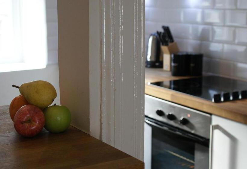 شقة غرفتين, The Glen Mhor Apartments