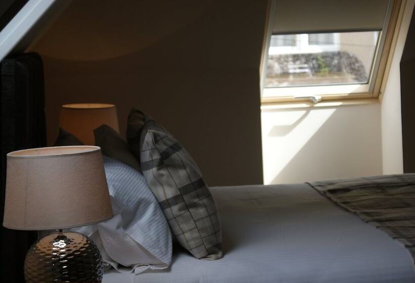 شقة غرفة واحدة, The Glen Mhor Apartments