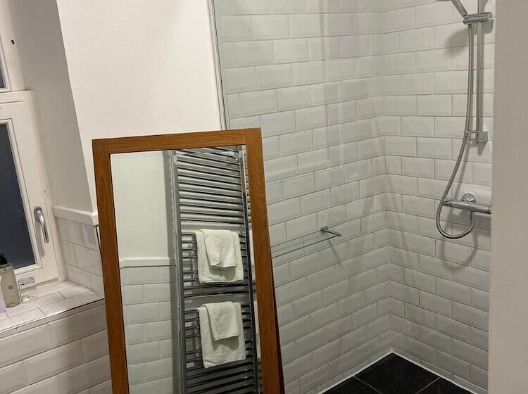 Апартаменты 3 Спальни, The Glen Mhor Apartments