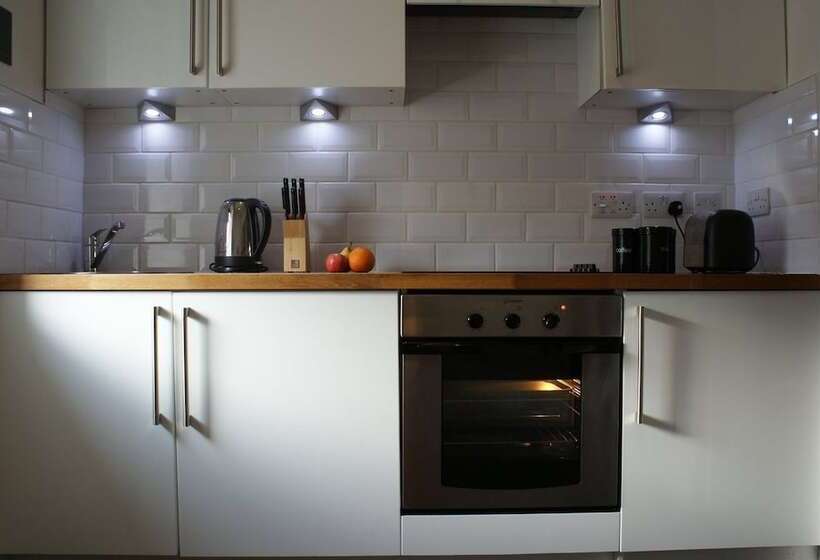 شقة غرفة واحدة, The Glen Mhor Apartments