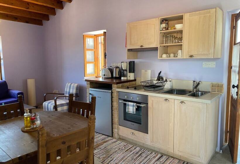 شقة غرفتين, Eveleos Country House