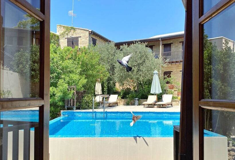 شقة غرفة واحدة, Eveleos Country House