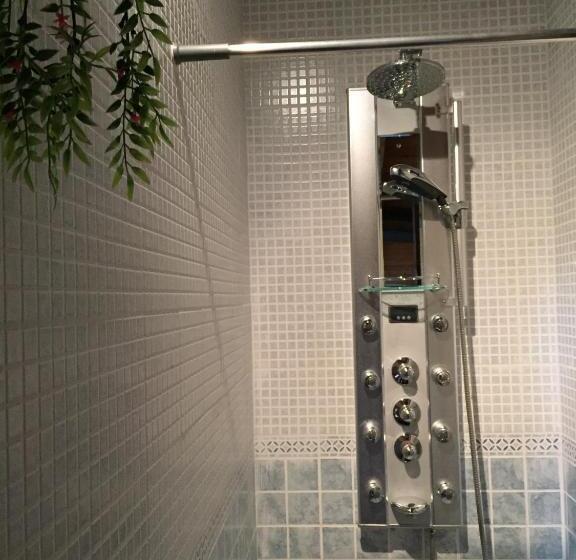 غرفة قياسية مزودة بجاكوزى, Lo Paller De Roc