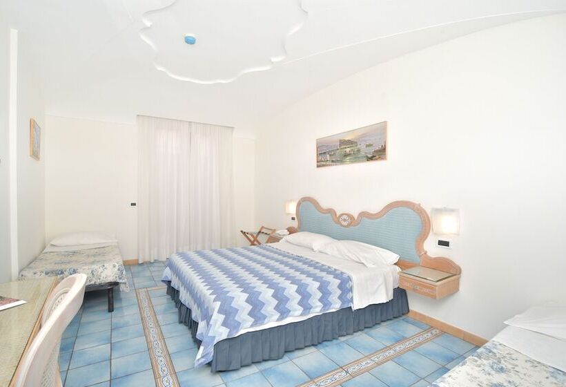 غرفة سوبيريور ثلاثية, Albergo Italia   Beach