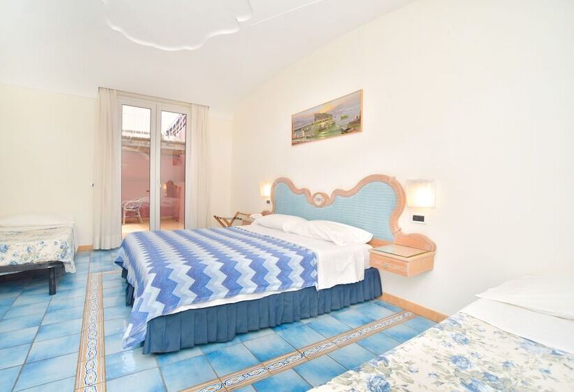 غرفة سوبيريور ثلاثية, Albergo Italia   Beach