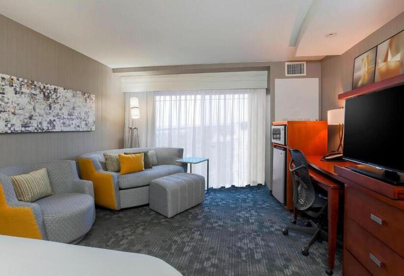 חדר סטנדרט עם מיטת קינג, Courtyard San Diego Airport/liberty Station