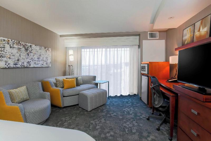 חדר סטנדרט עם מיטת קינג, Courtyard San Diego Airport/liberty Station