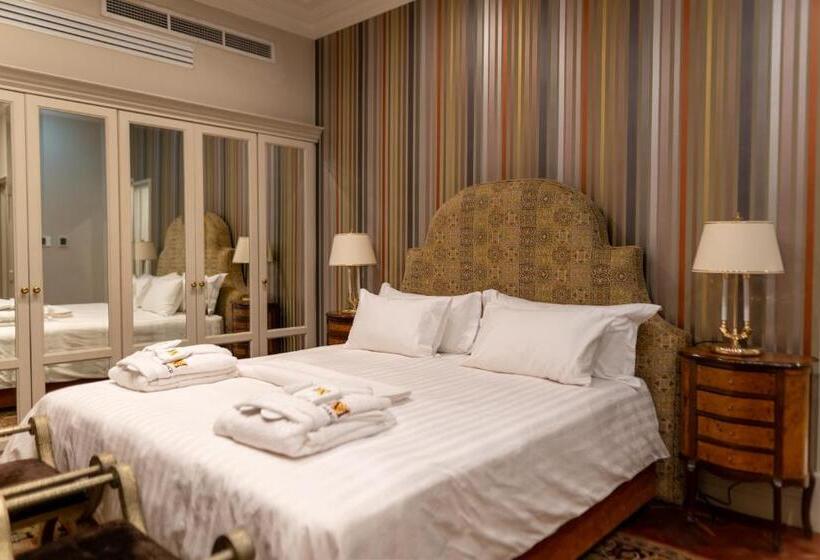 Люкс, The Monarch