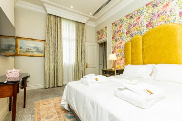 Полулюкс, The Monarch