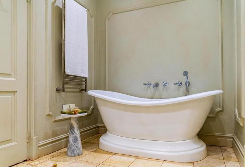 Полулюкс, The Monarch